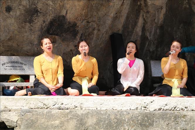 Trong ảnh: Nhiều hoạt động văn hóa, văn nghệ được tổ chức tại Khu du lịch Tam Cốc - Bích Động. Ảnh: Đức Phương – TTXVN