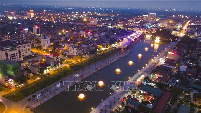 Một góc thành phố Ninh Bình khi lên đèn. Khi đêm về, cảnh núi non trùng điệp và những dấu ấn của không gian Phật giáo thanh tịnh, những hồ nước, sông ngòi lấp loáng ánh trăng, đem lại vẻ đẹp huyền bí cho thành phố. Ảnh: Minh Đức – TTXVN