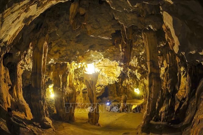 Trong ảnh: Hang tối trong Chùa Địch Lộng với vẻ đẹp của vô vàn nhũ và cột đá đủ mọi hình dạng, lung linh, huyền ảo là những nét trạm khắc tuyệt vời của thiên nhiên. Ảnh: Minh Đức – TTXVN