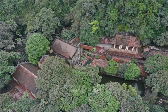 Trong ảnh: Đứng ở cửa Hang Địch Lộng khi gió thổi vào nghe vi vu như tiếng sáo nên được đặt tên Địch Lộng. Ảnh: Minh Đức – TTXVN