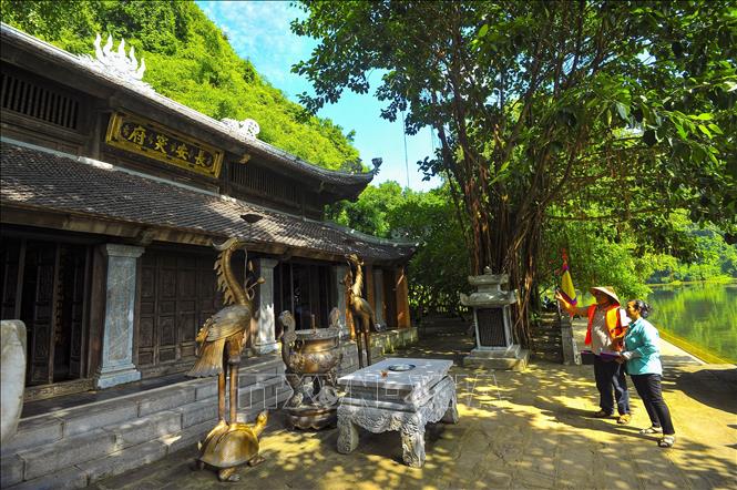 Trong ảnh: Du khách tham quan đền Trình trong quần thể danh thắng Tràng An. Ảnh: Minh Đức – TTXVN