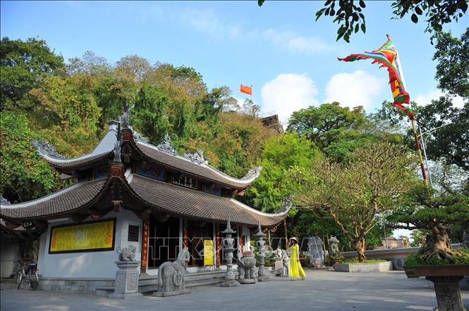 Trong ảnh: Ngôi chùa cổ dưới chân núi có chùa Non Nước (tên cổ là Dục Thúy Sơn). Ảnh: Minh Đức – TTXVN