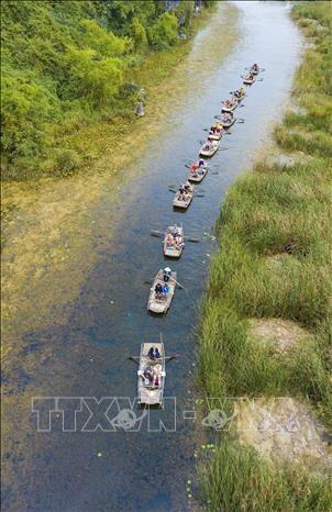 Du khách thưởng ngoạn vẻ đẹp đầm Vân Long trên làn nước trong xanh và có nhiều cơ hội ngắm nhìn nhiều loài chim quý hiếm vào mùa di cư. Đầm Vân Long, huyện Gia Viễn (Ninh Bình) là khu bảo tồn thiên nhiên đất ngập nước lớn nhất vùng đồng bằng châu thổ Bắc Bộ. Từ lâu, nơi đây trở thành khu bảo tồn thiên nhiên, được ghi trong danh sách khu rừng đặc dụng Việt Nam. Ảnh: Minh Đức – TTXVN