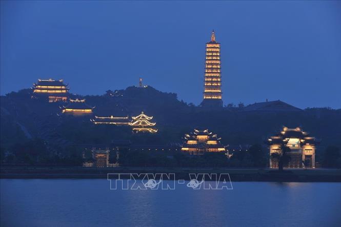 Chùa Bái Đính thuộc Khu du lịch sinh thái Tràng An, là một quần thể chùa lớn có diện tích 539 ha bao gồm các khu vực như: Công viên văn hóa và học viện Phật giáo, khu đón tiếp và công viên cảnh quan, đường giao thông, khu hồ Đàm Thị, hồ phóng sinh và nhiều công trình vẫn đang được tiếp tục xây dựng. Ảnh: Minh Đức - TTXVN