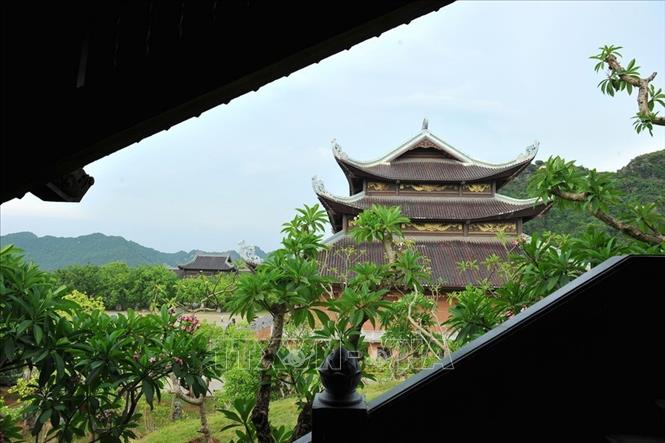 Chùa Bái Đính thuộc Khu du lịch sinh thái Tràng An, là một quần thể chùa lớn có diện tích 539 ha bao gồm các khu vực như: Công viên văn hóa và học viện Phật giáo, khu đón tiếp và công viên cảnh quan, đường giao thông, khu hồ Đàm Thị, hồ phóng sinh và nhiều công trình vẫn đang được tiếp tục xây dựng. Ảnh: Minh Đức - TTXVN