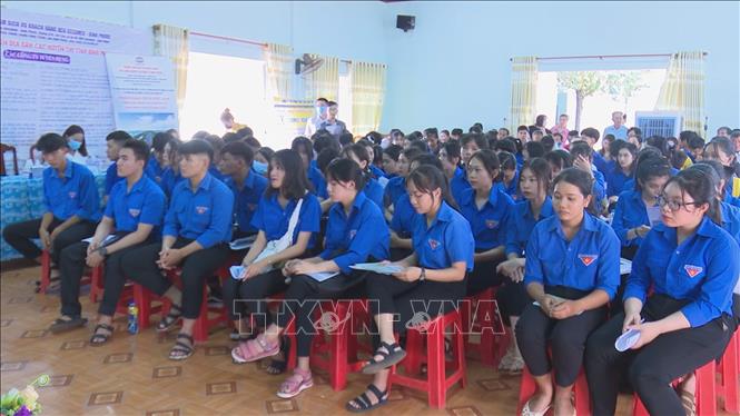 Trong ảnh: Quang cảnh người lao động vùng biên tham gia phiên giao dịch việc làm. Ảnh: K GỬIH
-TTXVN