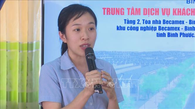 Trong ảnh: Đại diện doanh nghiệp tư vấn người lao động vùng biên tham gia phiên giao dịch việc làm. Ảnh: K GỬIH
-TTXVN