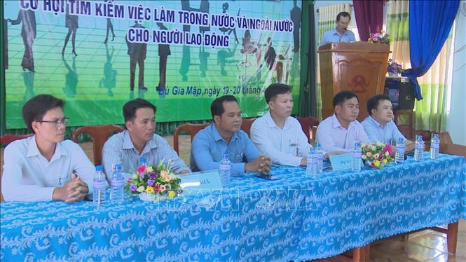 Trong ảnh: Đại diện doanh nghiêp tham dự phiên giao dịch việc làm. Ảnh: K GỬIH
-TTXVN