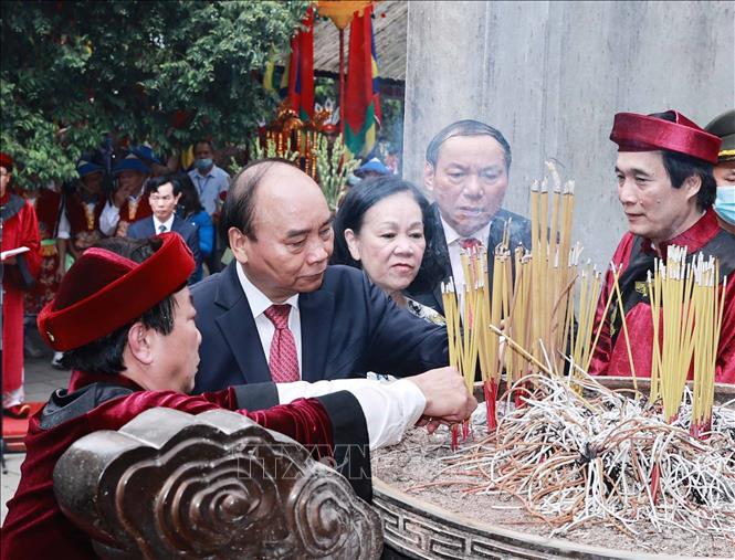 Chủ tịch nước Nguyễn Xuân Phúc dâng hương tưởng niệm các ...