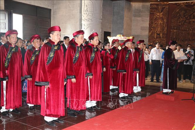 Trong ảnh: Lãnh đạo Thành ủy, Hội đồng Nhân dân, Ủy ban Nhân dân, Uỷ ban Mặt trận Tổ quốc Việt Nam thành phố Cần Thơ dâng hương tại Lễ Giỗ tại Đền thờ Vua Hùng, thuộc quận Bình Thuỷ, thành phố Cần Thơ. Ảnh: Ngọc Thiện- TTXVN