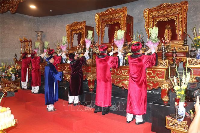 Trong ảnh: Lãnh đạo Thành ủy, Hội đồng Nhân dân, Ủy ban Nhân dân, Uỷ ban Mặt trận Tổ quốc Việt Nam thành phố Cần Thơ dâng hương tại Lễ Giỗ tại Đền thờ Vua Hùng, thuộc quận Bình Thuỷ, thành phố Cần Thơ. Ảnh: Ngọc Thiện- TTXVN