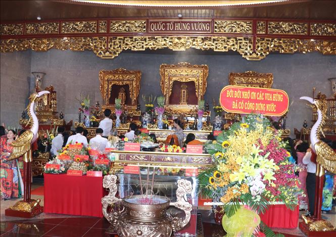 Trong ảnh: Đông đảo cán bộ, chiến sĩ và nhân dân thành phố Cần Thơ dâng hương tưởng nhớ các Vua Hùng. Ảnh: Ngọc Thiện- TTXVN