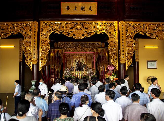 Trong ảnh: Đại biểu dâng hương tại Đền thờ Quốc Tổ Hùng Vương, ấp Đông Bình, thị trấn Tân Hiệp, huyện Tân Hiệp (Kiên Giang). Ảnh: Hồng Đạt - TTXVN
