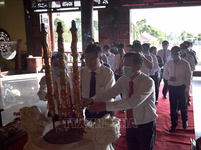 Trong ảnh: Lãnh đạo tỉnh Kiên Giang dâng hương tại Đền thờ Quốc Tổ Hùng Vương, ấp Đông Bình, thị trấn Tân Hiệp, huyện Tân Hiệp. Ảnh: Hồng Đạt - TTXVN
