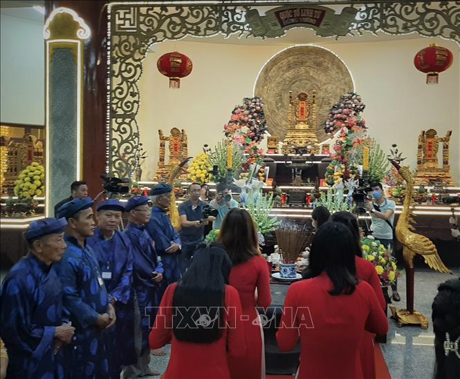 Người dân Bình Dương dâng hương tưởng nhớ các Vua Hùng tại Đền thờ Vua Hùng ở Hoa viên Bình Dương (phường Chánh Phú Hòa, thị xã Bến Cát, tỉnh Bình Dương). Ảnh: Chí Tưởng –TTXVN