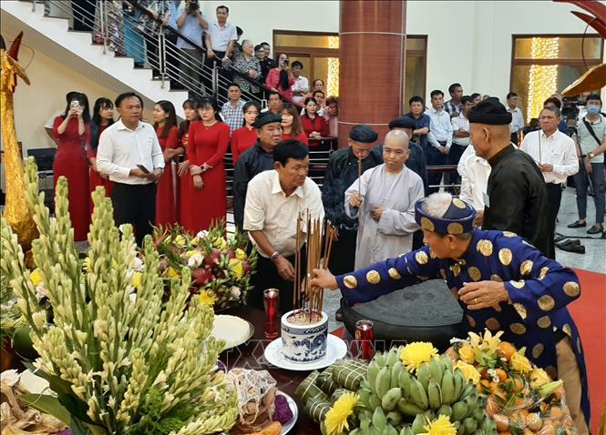 Người dân Bình Dương dâng hương tưởng nhớ các Vua Hùng tại Đền thờ Vua Hùng ở Hoa viên Bình Dương (phường Chánh Phú Hòa, thị xã Bến Cát, tỉnh Bình Dương). Ảnh: Chí Tưởng –TTXVN