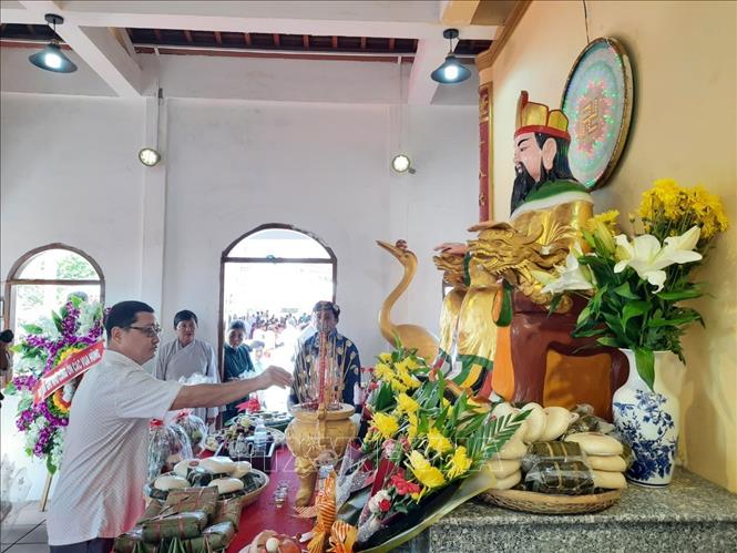 Cùng với đồng bào cả nước, người dân Cà Mau thành kính dâng tại đền thờ Vua Hùng, ấp Giao Khẩu, xã Tân Phú, huyện Thới Bình. Ảnh: Huỳnh Anh - TTXVN