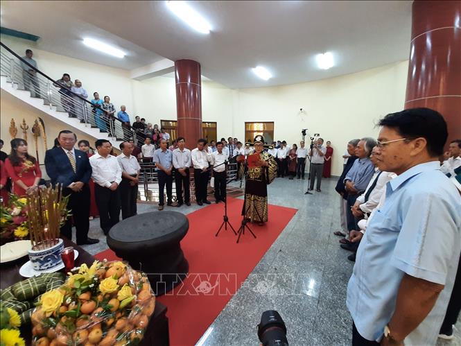 Người dân Bình Dương dâng hương tưởng tại Đền thờ Vua Hùng ở Hoa viên Bình Dương (phường Chánh Phú Hòa, thị xã Bến Cát, tỉnh Bình Dương). Ảnh: Chí Tưởng –TTXVN