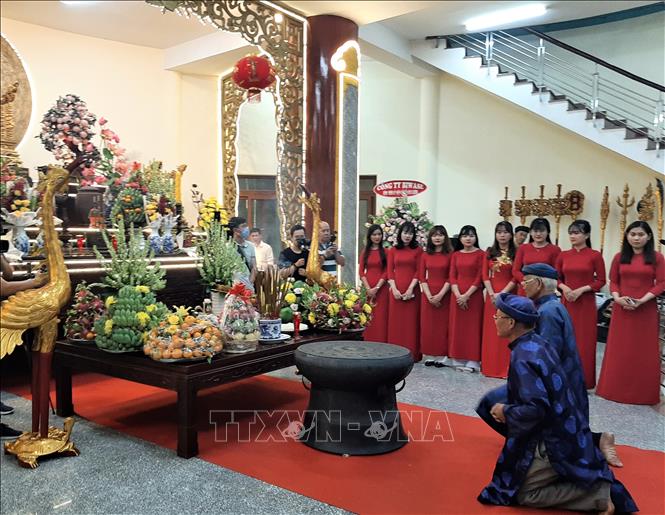 Người dân Bình Dương dâng hương tưởng nhớ các Vua Hùng tại Đền thờ Vua Hùng ở Hoa viên Bình Dương (phường Chánh Phú Hòa, thị xã Bến Cát, tỉnh Bình Dương). Ảnh: Chí Tưởng –TTXVN