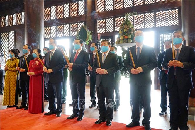 Trong ảnh: Đoàn đại biểu dâng hương Quốc Tổ Hùng Vương. Ảnh: Thu Hương – TTXVN