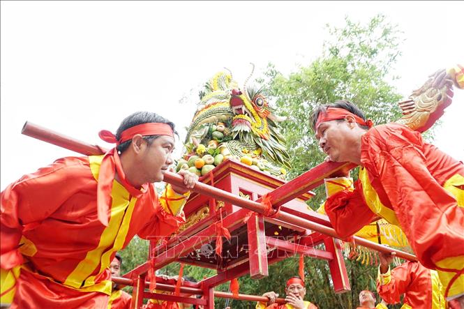 Trong ảnh: Nghi thức diễu hành rước lễ dâng bánh chưng, bánh giầy lên Quốc tổ Hùng Vương. Ảnh: Thu Hương – TTXVN