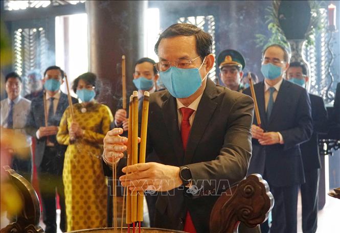 Trong ảnh: Bí thư Thành ủy Thành phố Hồ Chí Minh Nguyễn Văn Nên thực hiện nghi thức dâng hương. Ảnh: Thu Hương – TTXVN