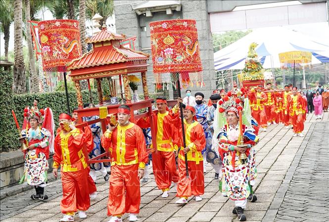 Trong ảnh: Nghi thức diễu hành rước lễ dâng bánh chưng, bánh giầy lên Quốc tổ Hùng Vương. Ảnh: Thu Hương – TTXVN