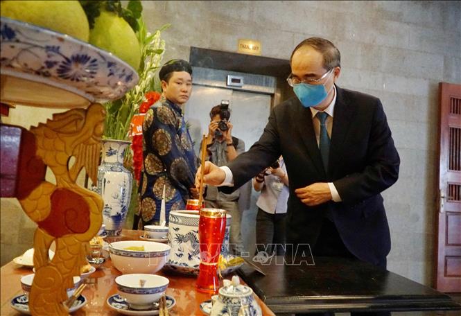 Trong ảnh: Nguyên bí thư Thành ủy Thành phố Hồ Chí Minh Nguyễn Thiện Nhân dâng hương bàn thờ các Vua Hùng. Ảnh: Thu Hương – TTXVN