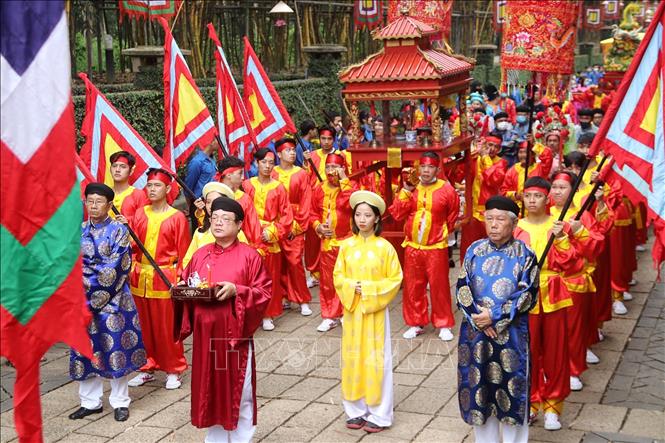 Trong ảnh: Nghi thức diễu hành rước lễ, dâng bánh chưng, bánh giầy lên Quốc tổ Hùng Vương. Ảnh: Thu Hương – TTXVN