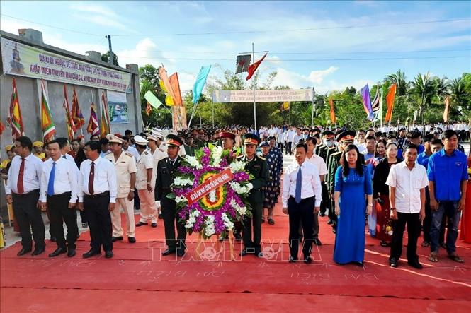 Lãnh đạo Ban Dân vận Trung ương, lãnh đạo tỉnh Cà Mau, đại diện lãnh đạo sở, ngành, các huyện, thành phố và Nhân dân Cà Mau tham dự lễ Giỗ Tổ Vua Hùng  tại đền thờ Vua Hùng, ấp Giao Khẩu, xã Tân Phú, huyện Thới Bình. Ảnh: Huỳnh Anh - TTXVN