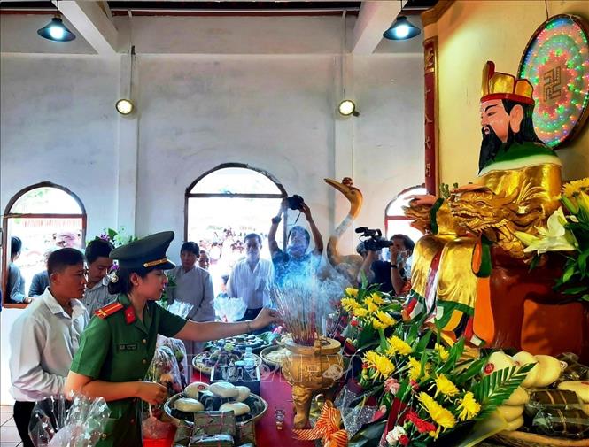 Người dân thành kính dâng hương tại đền thờ Vua Hùng, ấp Giao Khẩu, xã Tân Phú, huyện Thới Bình, Cà Mau. Ảnh: Huỳnh Anh - TTXVN