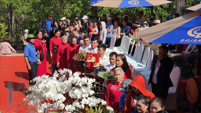 Người dân về dự Lễ giỗ Tổ Hùng Vương tại đền thờ Âu Lạc (thuộc Khu du lịch thác Prenn Đà Lạt, phường 3, thành phố Đà Lạt). Ảnh: Đặng Tuấn – TTXVN 
