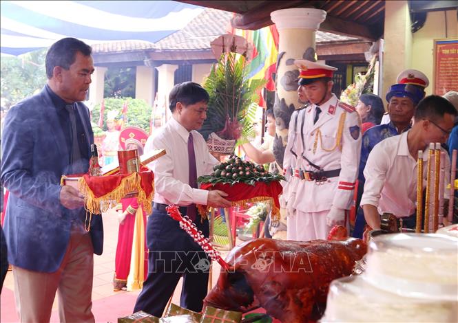 Người dân dâng lễ vật trong Lễ Giỗ tổ Hùng Vương năm 2021 tại Di tích lịch sử quốc gia Đình Lạc Giao, thành phố Buôn Ma Thuột, Đắk Lắk. Ảnh: Hoài Thu – TTXVN