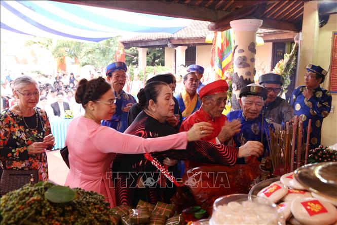 Nhân dân tỉnh Đắk Lắk dâng hương lên bàn thờ các Vua Hùng tại Di tích lịch sử quốc gia Đình Lạc Giao (thành phố Buôn Ma Thuột). Ảnh: Hoài Thu – TTXVN