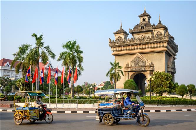 Trong ảnh (tư liệu): Xe tuk tuk di chuyển trên đường phố tại Viêng Chăn, Lào. Ảnh: AFP/ TTXVN