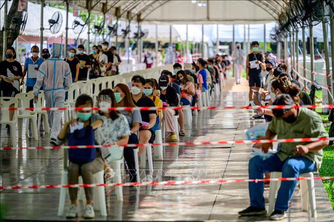 Trong ảnh: Người dân xếp hàng chờ xét nghiệm COVID-19 tại Bangkok, Thái Lan, ngày 17/4/2021. Ảnh: AFP/ TTXVN
