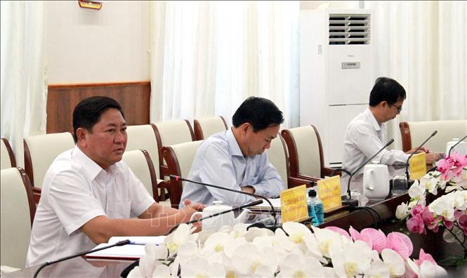 Trong ảnh: Ông Trần Quốc Nam, Chủ tịch UBND tỉnh Ninh Thuận (trái) phát biểu tại cuộc họp. Ảnh: Công Thử - TTXVN