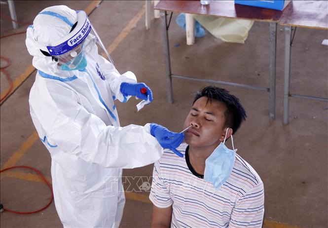 Trong ảnh: Bác sĩ đang lấy mẫu xét nghiệm cho một người dân Viêng Chăn tại một điểm xét nghiệm dã chiến. Ảnh: Phạm Kiên - Pv TTXVN tại Lào