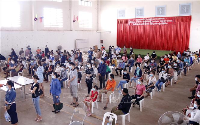 Trong ảnh: Rất đông người dân thủ đô Viêng Chăn đến các trung tâm xét nghiệm dã chiến để chờ được xét nghiệm. Ảnh: Phạm Kiên - Pv TTXVN tại Lào