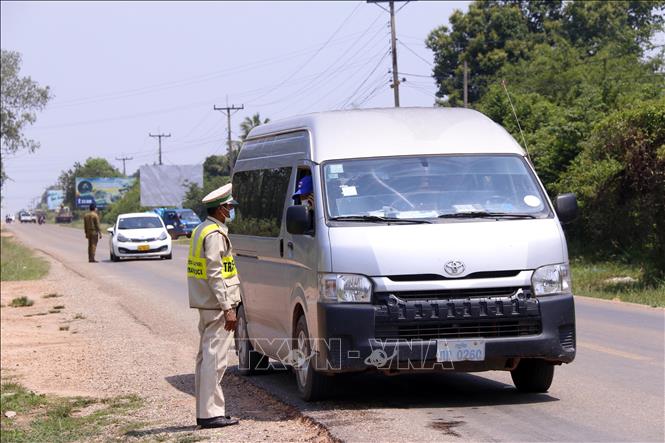 Trong ảnh: Tất cả các phương tiện và người dân khi ra, vào thủ đô Viêng Chăn đều phải thông báo điểm đến và mục đích của chuyến đi. Chỉ những phương tiện và cá nhân có đủ điều kiện mới được phép đi qua các chốt kiểm tra. Ảnh: Phạm Kiên - Pv TTXVN tại Lào