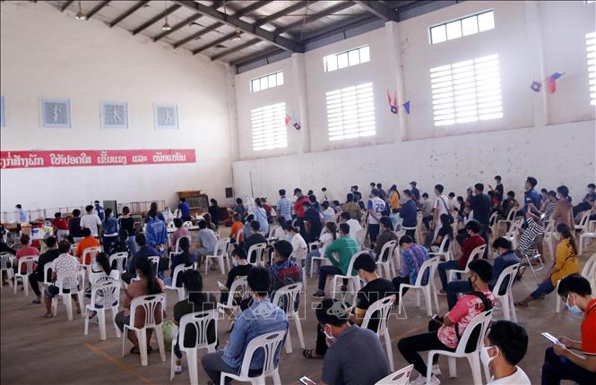 Trong ảnh: Người dân thủ đô Viêng Chăn đến các trung tâm xét nghiệm dã chiến để chờ được xét nghiệm. Ảnh: Phạm Kiên - Pv TTXVN tại Lào