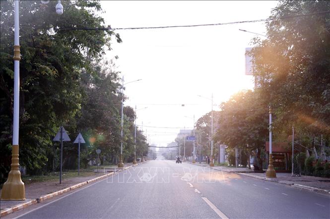 Trong ảnh: Quang cảnh sáng sớm ngày thường ở Lào vốn đã vắng hôm nay càng vắng hơn do lệnh phong tỏa. Ảnh: Phạm Kiên - Pv TTXVN tại Lào
