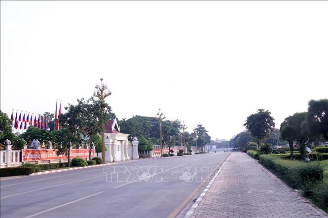 Trong ảnh: Quang cảnh sáng sớm ngày thường ở Lào vốn đã vắng hôm nay càng vắng hơn do lệnh phong tỏa. Ảnh: Phạm Kiên - Pv TTXVN tại Lào