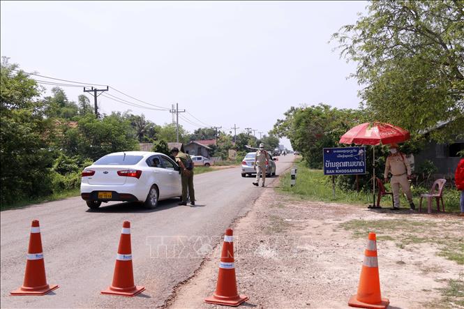 Trong ảnh: Tất cả các phương tiện và người dân khi ra, vào thủ đô Viêng Chăn đều phải thông báo điểm đến và mục đích của chuyến đi. Chỉ những phương tiện và cá nhân có đủ điều kiện mới được phép đi qua các chốt kiểm tra. Ảnh: Phạm Kiên - Pv TTXVN tại Lào