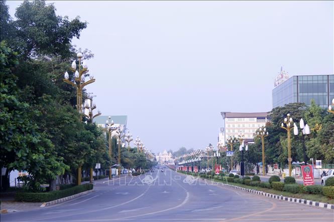 Trong ảnh: Quang cảnh sáng sớm ngày thường ở Lào vốn đã vắng hôm nay càng vắng hơn do lệnh phong tỏa. Ảnh: Phạm Kiên - Pv TTXVN tại Lào