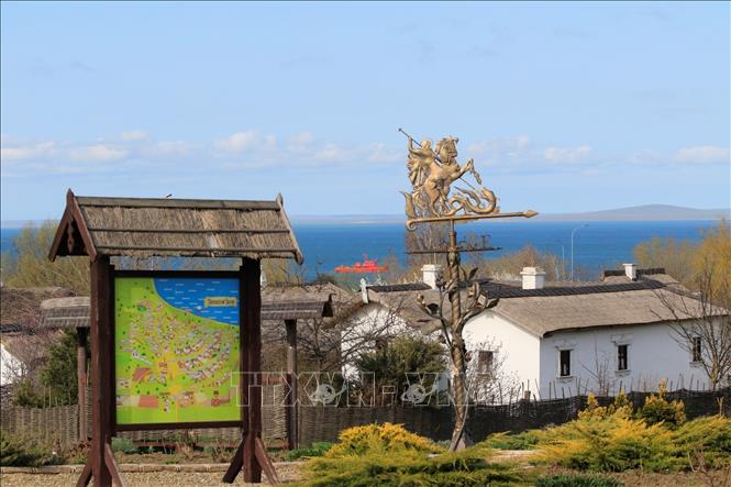 Trong ảnh: Làng người Cossack nằm bên vịnh Taman, huyện Temryuk vùng Krasnodar được khôi phục lại vào năm 2009 nhân dịp kỉ niệm 217 năm diễn ra cuộc đổ bộ của người Cossack lên bán đảo Taman (tháng 10/1792). Ảnh: Trần Hiếu - PV TTXVN tại Nga