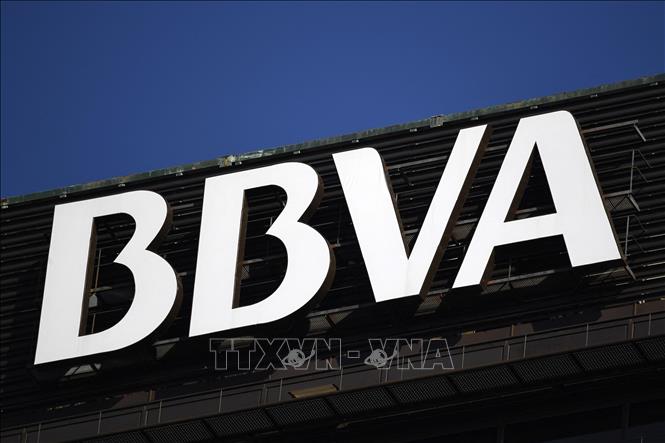 Trong ảnh: Biểu tượng ngân hàng BBVA tại Madrid, Tây Ban Nha. Ảnh: AFP/TTXVN