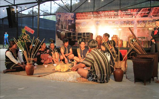 Trong ảnh: Chương trình phục dựng Lễ cưới của đồng bào K’Ho nhằm đa dạng hóa sản phẩm dịch vụ du lịch, tạo nên sản phẩm du lịch mới góp phần thu hút khách du lịch đến với địa phương. Ảnh: Đặng Tuấn – TTXVN 
