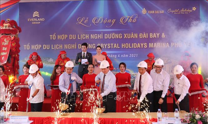 Các đại biểu thực hiện nghi thức động thổ dự án. Ảnh: Phạm Cường-TTXVN