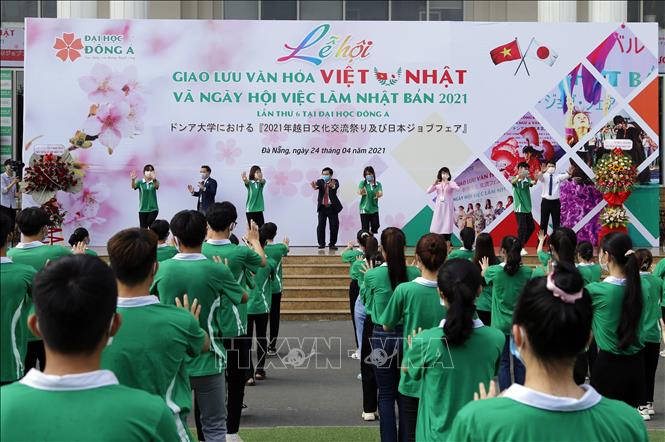 Trong ảnh: Đồng diễn flashmob vũ điệu rửa tay tuyên truyền phòng, chống dịch COVID-19 tại ngày hội. Ảnh: Trần Lê Lâm - TTXVN 